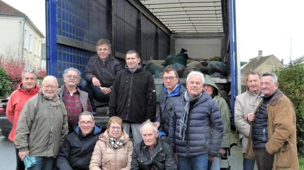 Voisins et sympathisants ont donné un coup de main pour charger les sept tonnes de bouchons de liège.